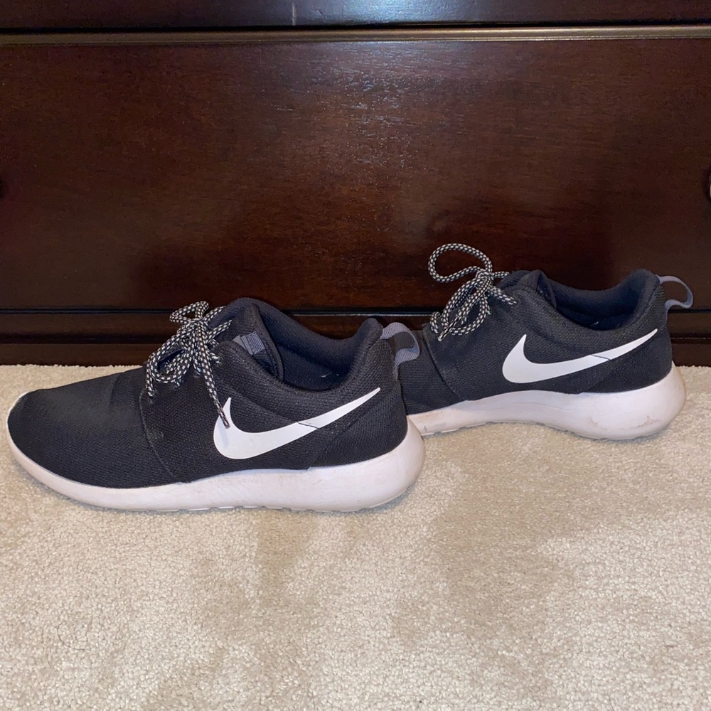 Women’s Black Nike Roshe Sneakers